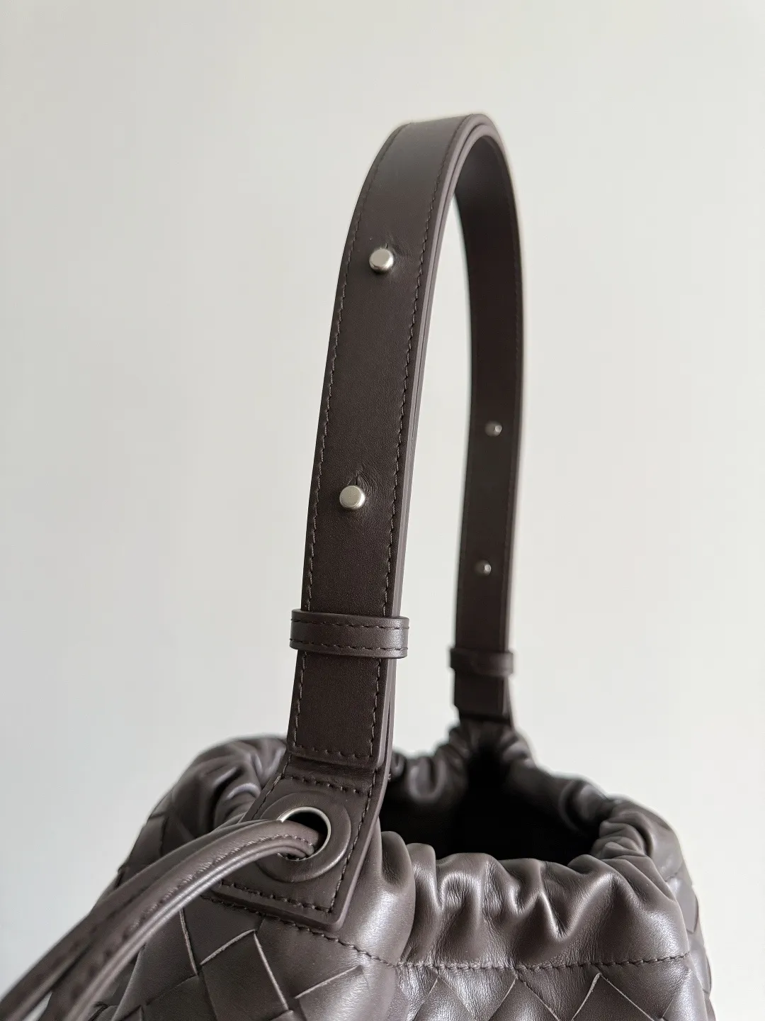 Batch 2280 BOTTEGA VENETA2025 new woven Biblioteca Bucket perfectly integrates casual texture, using classic Intrecciato woven leather, which feels soft but stiff, allowing the bag to drape naturally without losing the three-dimensional effect. The drawstring design of the drawstring pocket makes opening and closing more direct and adds a casual atmosphere. If you are on a short business trip, you can put some skin care samples in your bag. The front compartment or rear zipper can also be used to store ID cards, bank cards, etc. The solid color design of the bag is very versatile, and it doesn’t feel too picky when paired with any clothes. The leather material is also very high-quality! Style number: 836020 Size: 24*33*14cm